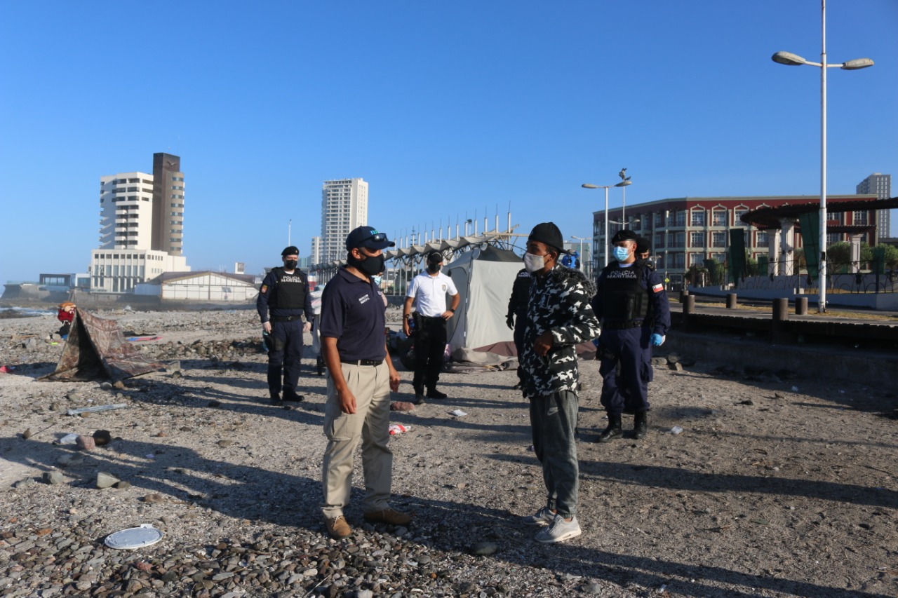 Municipalidad de Iquique, IV Zona Naval y PDI realizan operativo conjunto para retirar a carpistas del borde costero