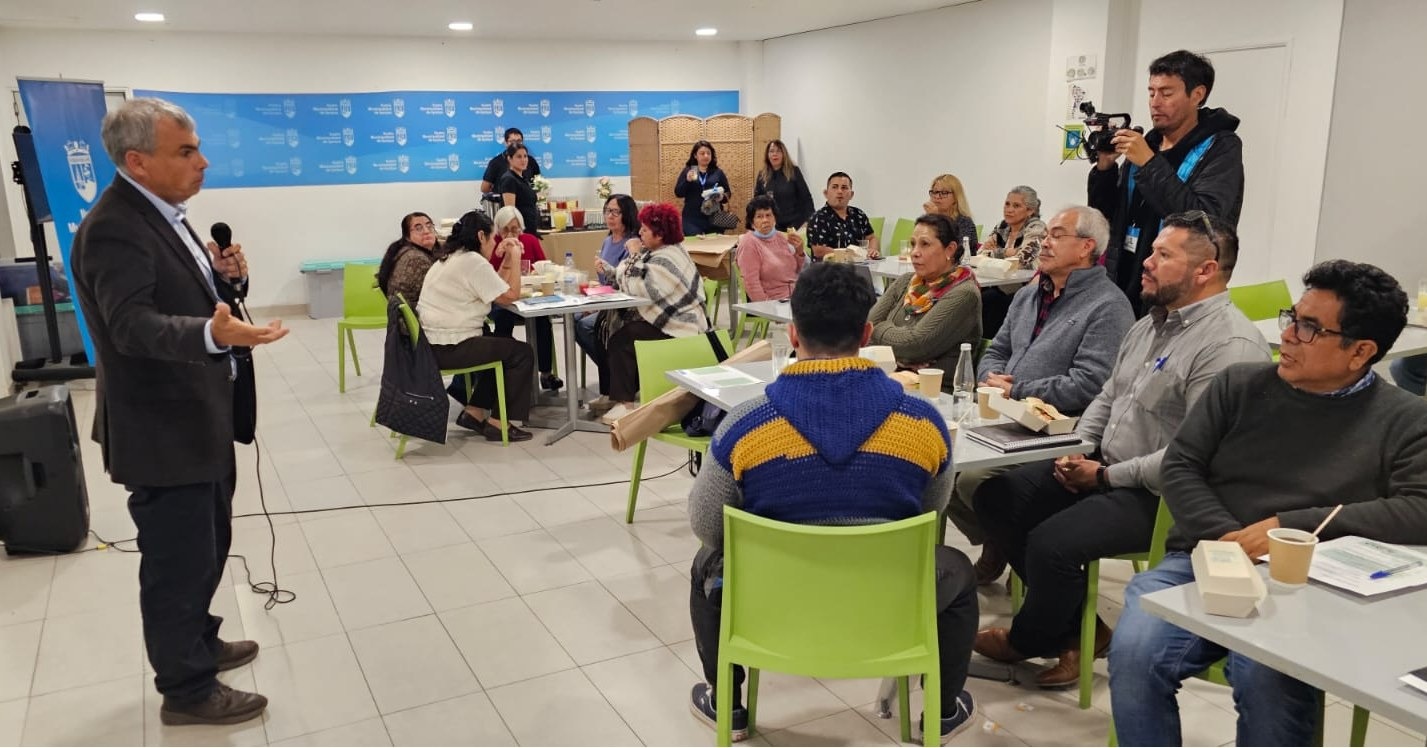 Alcalde Soria saluda a participantes en Escuela de Formación de Dirigentes