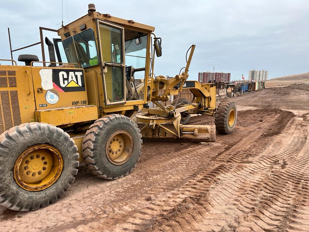 Municipalidad de Iquique realiza mejoramiento en camino de ingreso a canchas del Cerro Dragón