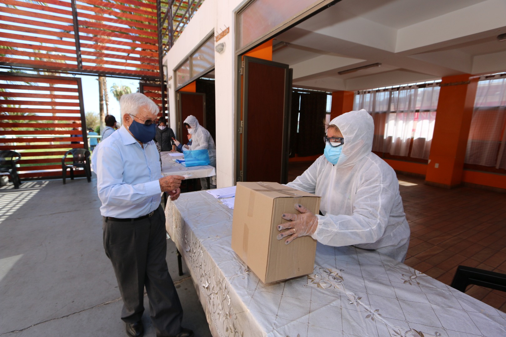 Entrega cajas de mercadería IMI